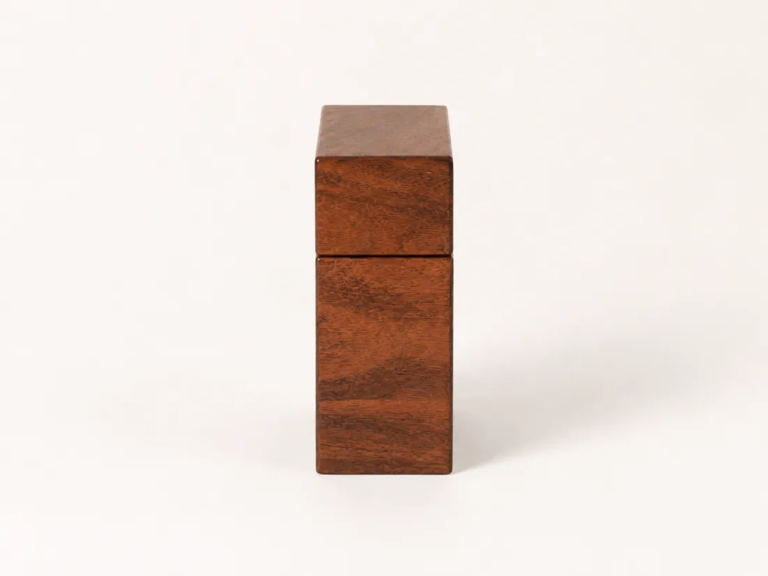 Side profile of the reddish card box with its lift-off lid